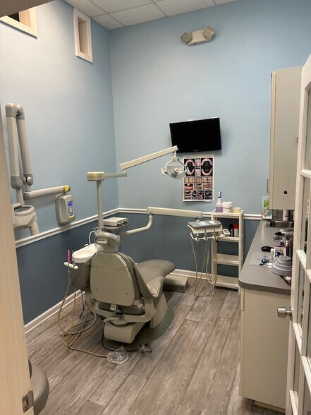 More Photos Of 1146-1160 Front St, Uniondale Storefront For Sale