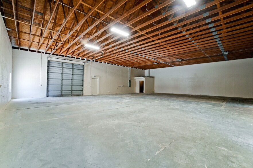 More Photos Of 722 17th St E, Palmetto Warehouse For Lease