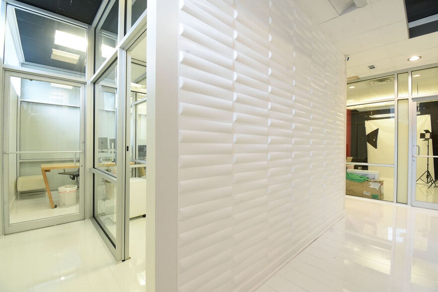 More Photos Of 2101 W Division St, Chicago Storefront Retail Residential For Lease