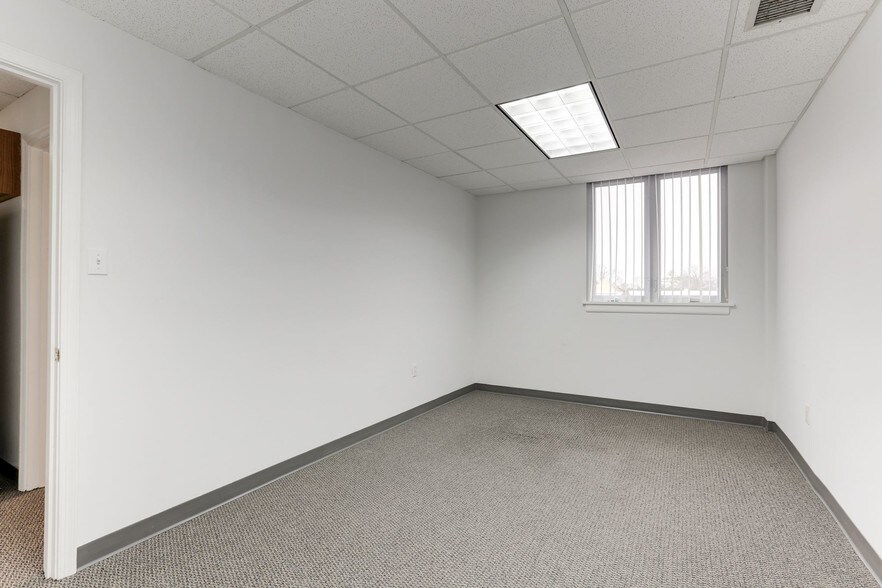 More Photos Of 2915-2917 Hunter Mill Rd, Oakton Medical For Sale