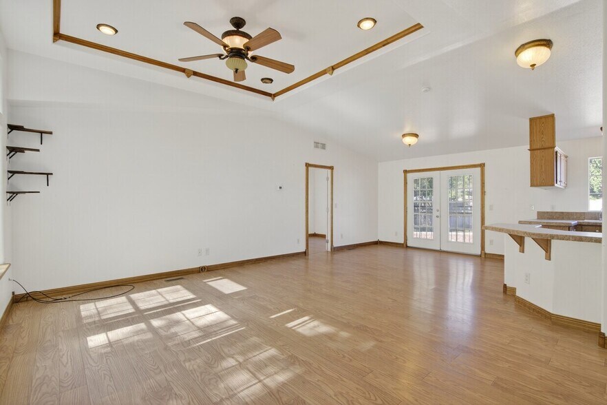 More Photos Of 9259 S Priest Dr, Tempe Showroom For Lease