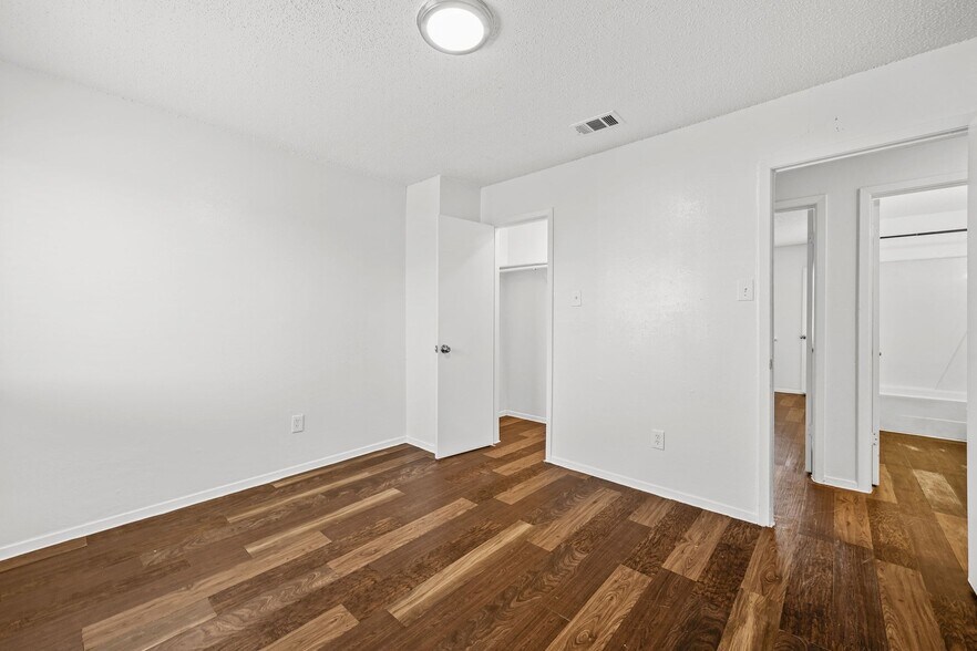 More Photos Of 6913 Wentworth Dr, Austin Multifamily For Sale