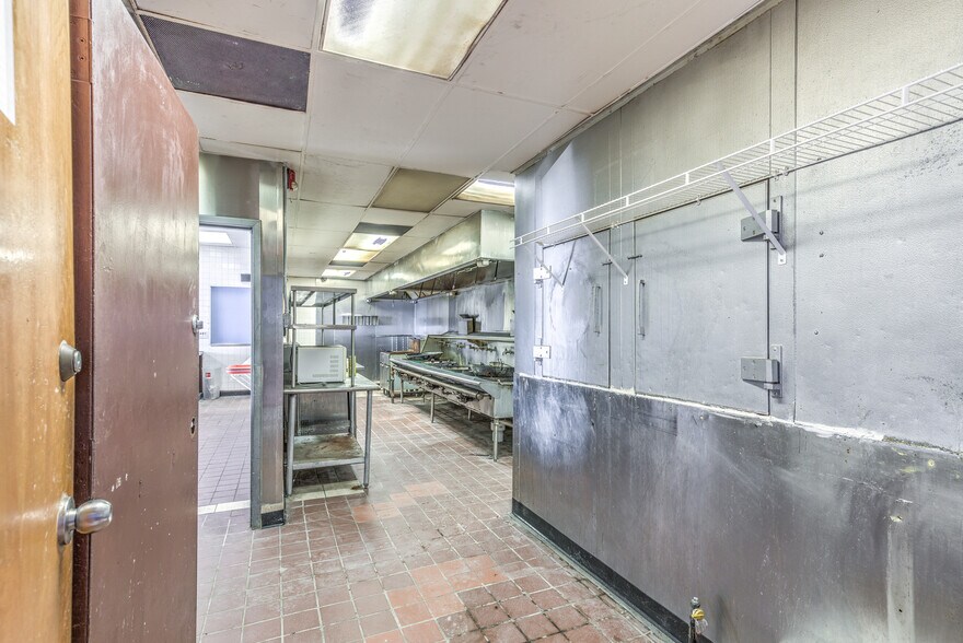 More Photos Of 6125 Natural Bridge Ave, Saint Louis Bar For Lease