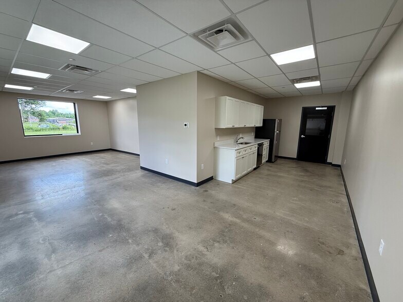More Photos Of 325 Harmon Ave, Lebanon Distribution For Lease