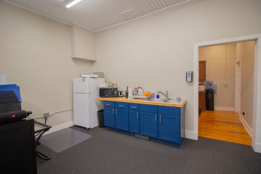 More Photos Of 921-927 S Burdick St, Kalamazoo Storefront Retail Office For Lease