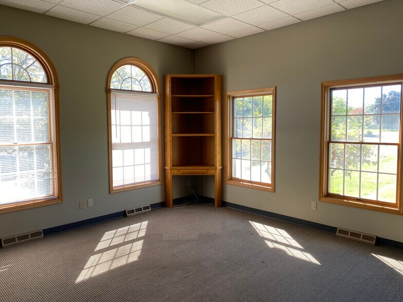More Photos Of 2705 Happy Joe Dr, Bettendorf Office For Sale