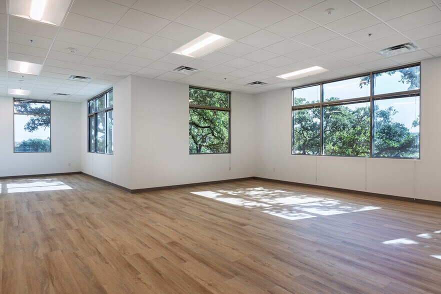 More Photos Of 1580 S Main St, Boerne Medical For Lease