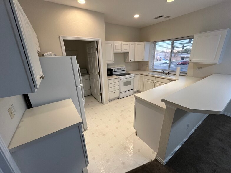 More Photos Of 20210 E Smoky Hill Rd, Aurora Self Storage For Lease