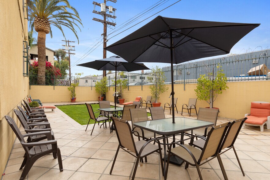 More Photos Of 947 W 30th St, Los Angeles Apartments For Sale