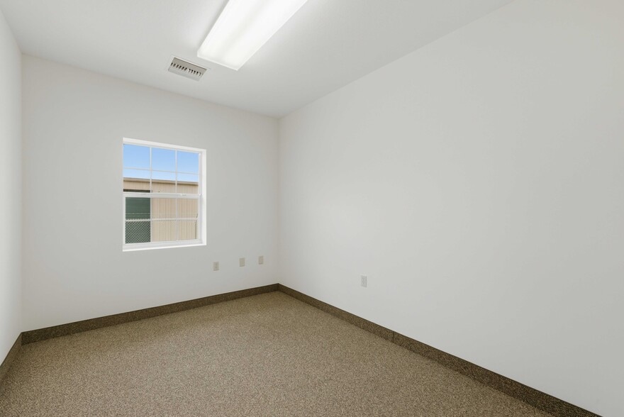 More Photos Of 4378 NE 35th St, Ocala Warehouse For Lease