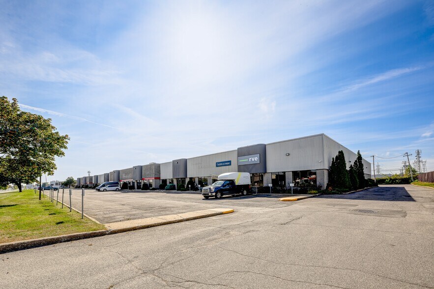 More Photos Of 3420-3480 Boul Industriel, Laval Service For Lease