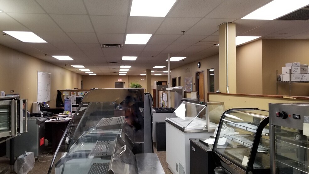 More Photos Of 800-820 Shames Dr, Westbury Warehouse For Lease