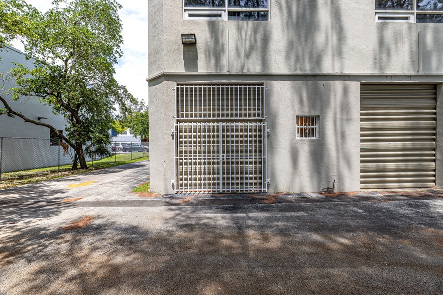 More Photos Of 2441 NW 93rd Ave, Miami Showroom For Sale