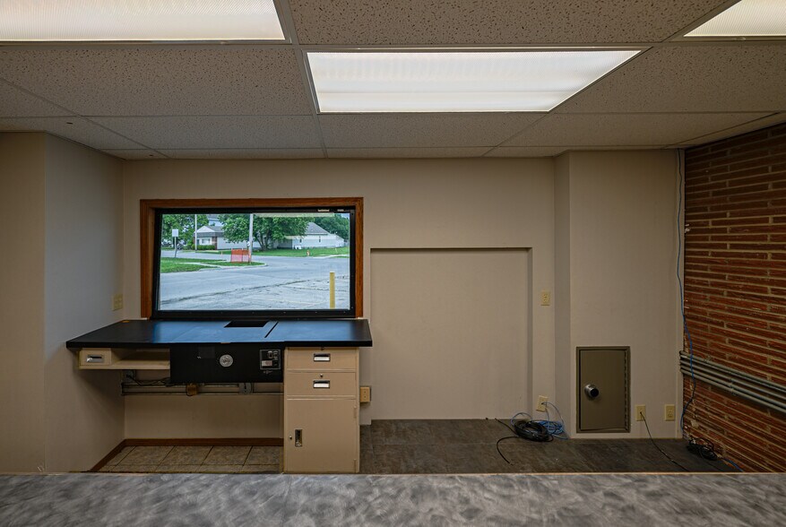 More Photos Of 802 W 8th St, Coffeyville Office For Sale