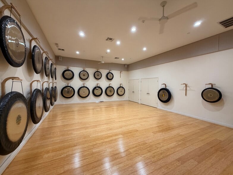 More Photos Of 145 N La Brea Ave, Los Angeles Storefront Retail Office For Lease