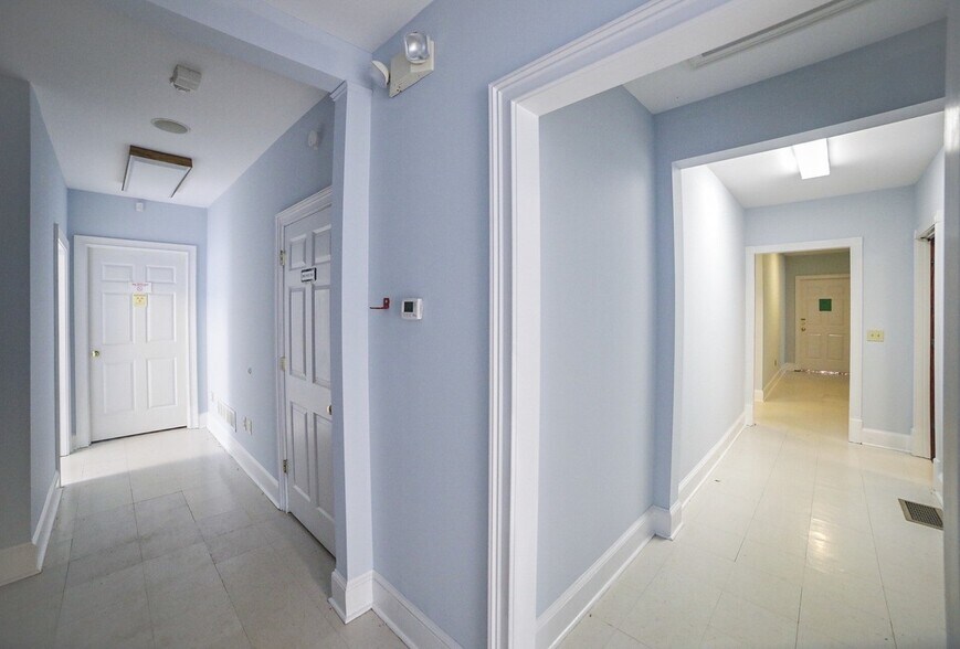 More Photos Of 385 Hawthorne Ln, Athens Medical For Lease
