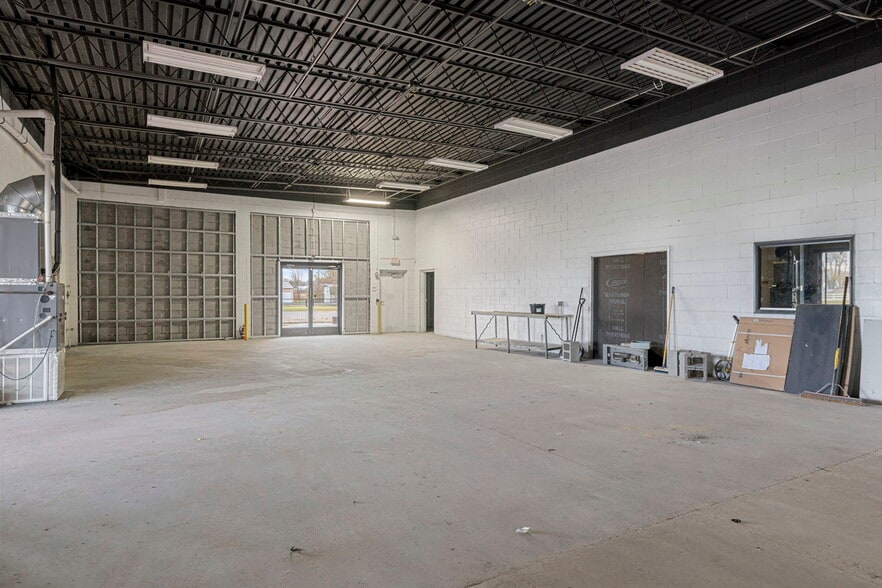 More Photos Of 302 E Happy Valley St, Cave City Light Distribution For Lease