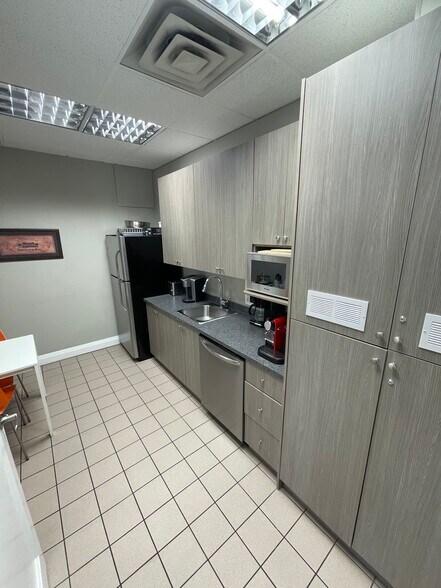 More Photos Of 28-34 Village Centre Pl, Mississauga Office For Lease