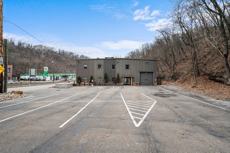 More Photos Of 921 Saw Mill Run Blvd, Pittsburgh Light Distribution For Sale