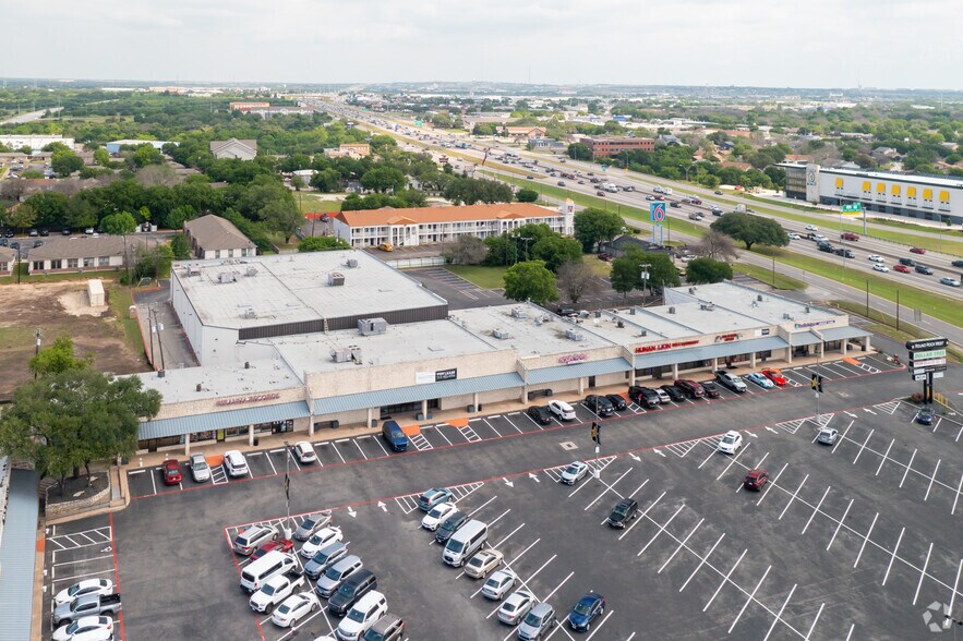 More Photos Of 1100-1208 N IH-35, Round Rock Unknown For Lease