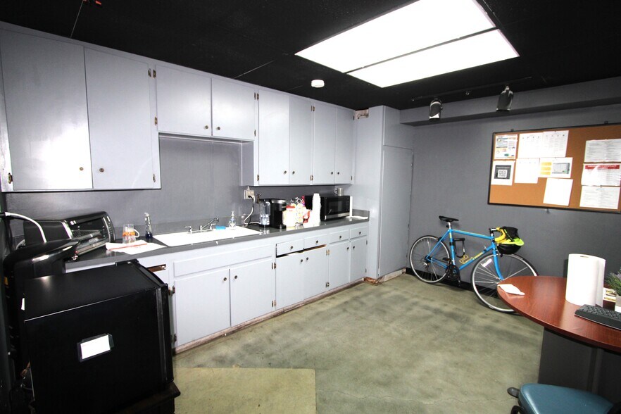 More Photos Of 133 - 135 E Maple Ave, Monrovia Warehouse For Lease