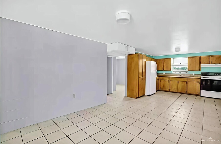 More Photos Of 121 N Bethel St, Roma Apartments For Sale