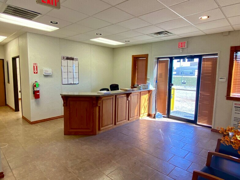 More Photos Of 1206 SE 4th St, Lindsay Manufacturing For Sale