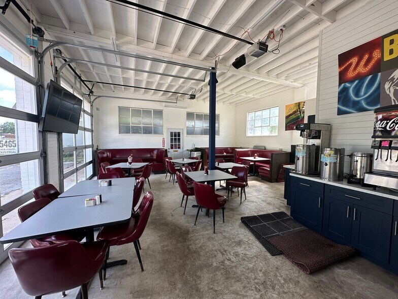 More Photos Of 1085 5th, Silsbee Restaurant For Lease