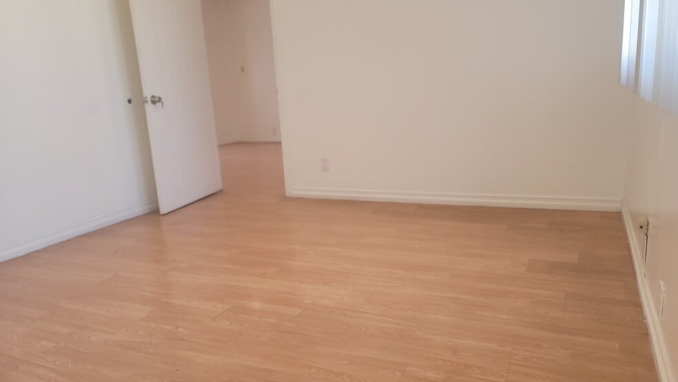 More Photos Of 14401 Gilmore St, Van Nuys Office For Lease