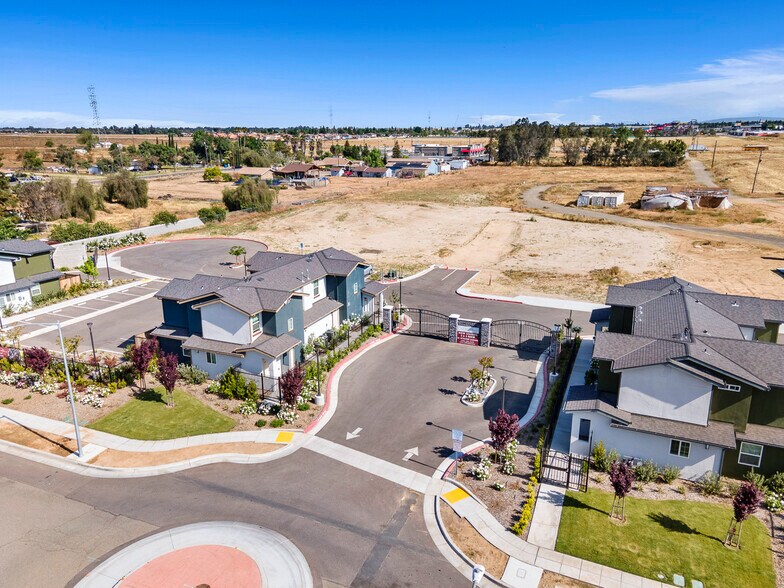 More Photos Of 5860 W Santa Ana Ave, Fresno Apartments For Sale