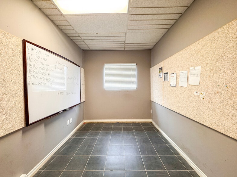 More Photos Of 511 Ferdinand Blvd, Dieppe Showroom For Lease