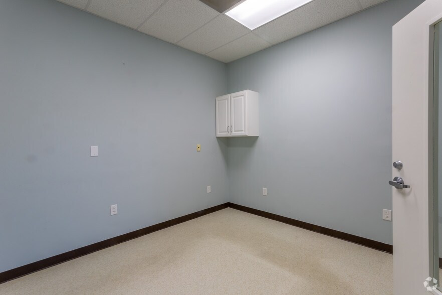 More Photos Of 2315 W Arbors Dr, Charlotte Medical For Lease