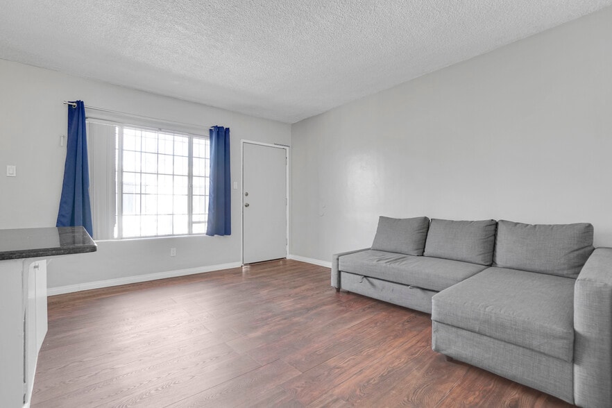 More Photos Of 1143 W 28th St, Los Angeles Multifamily For Sale