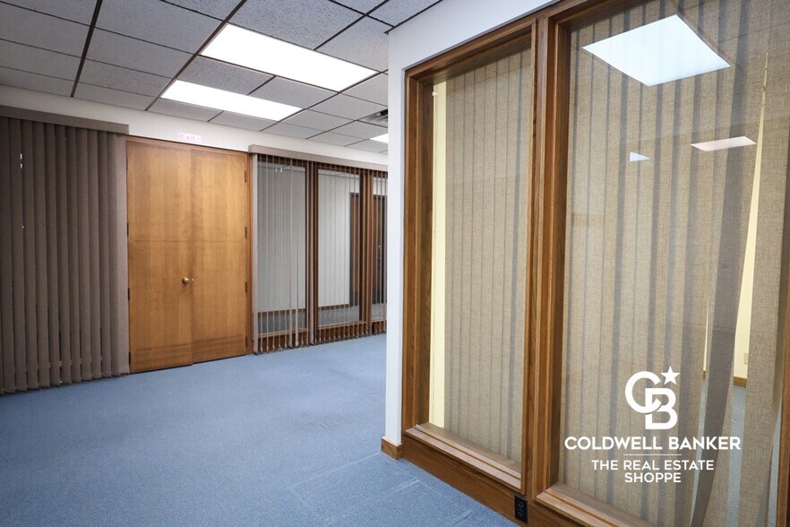 More Photos Of 911 N Main St, Garden City Office For Sale