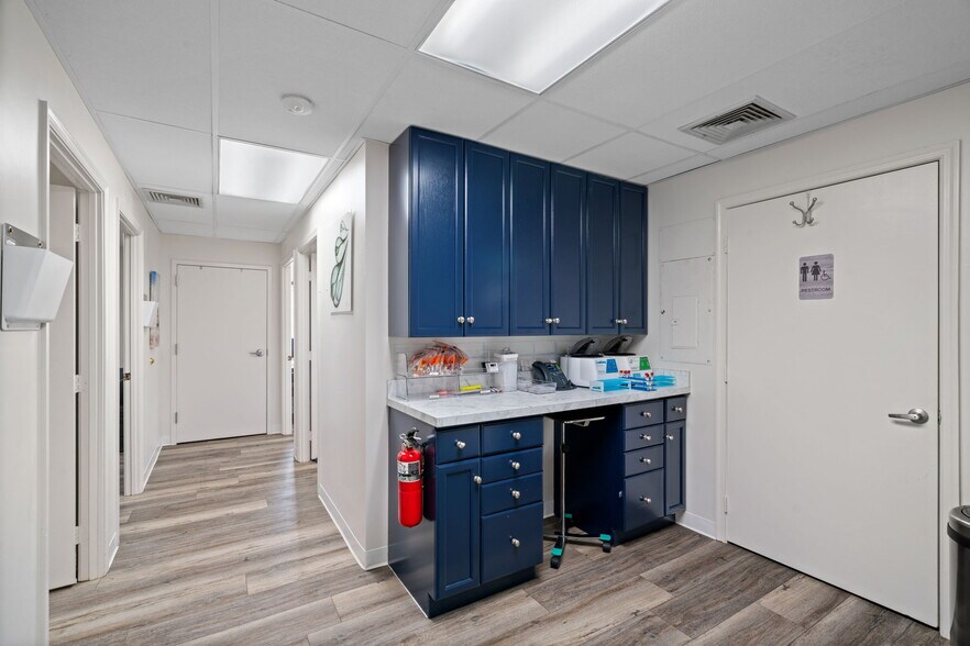 More Photos Of 9668-9683 Main St, Fairfax Medical For Lease