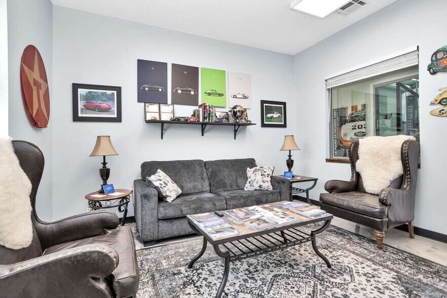 More Photos Of 1308 N Frazier St, Conroe Service For Sale