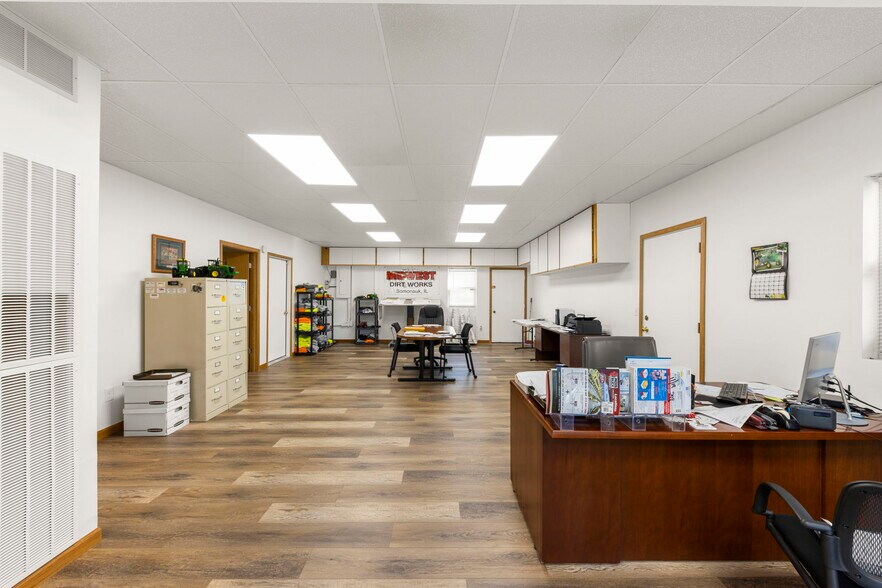 More Photos Of 645 E Lasalle St, Somonauk Showroom For Lease