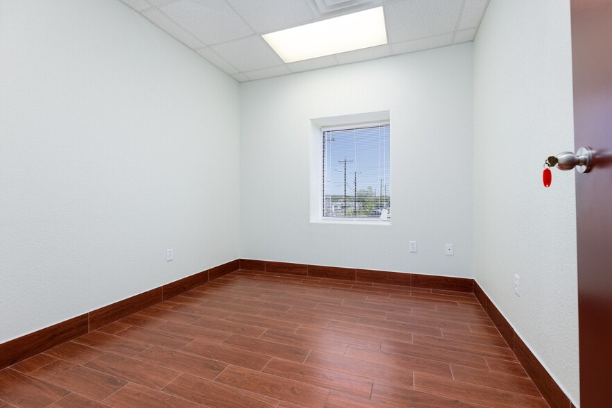 More Photos Of 15030 Tradesman, San Antonio Distribution For Lease