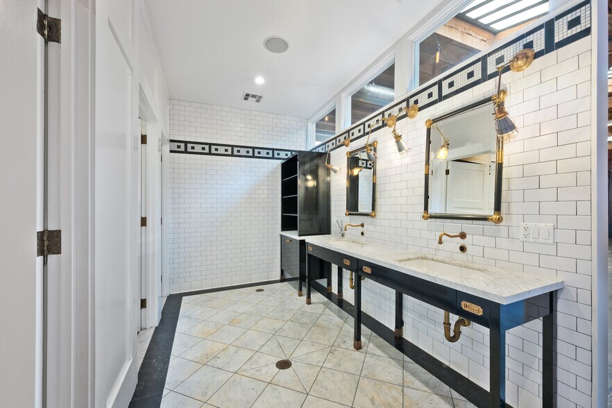 More Photos Of 3921 W Jefferson Blvd, Los Angeles Flex For Lease