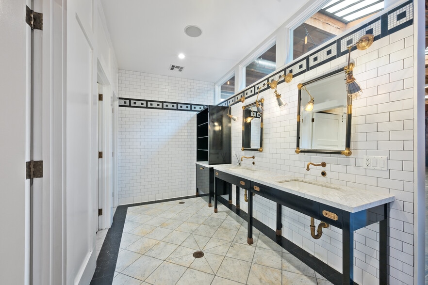 More Photos Of 3921 W Jefferson Blvd, Los Angeles Flex For Lease