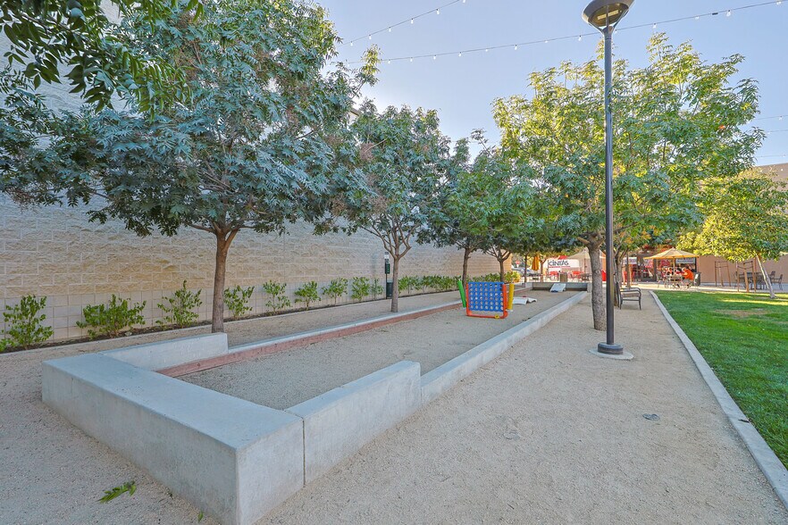 More Photos Of 8420-8440 Balboa Blvd, Northridge Storefront For Lease