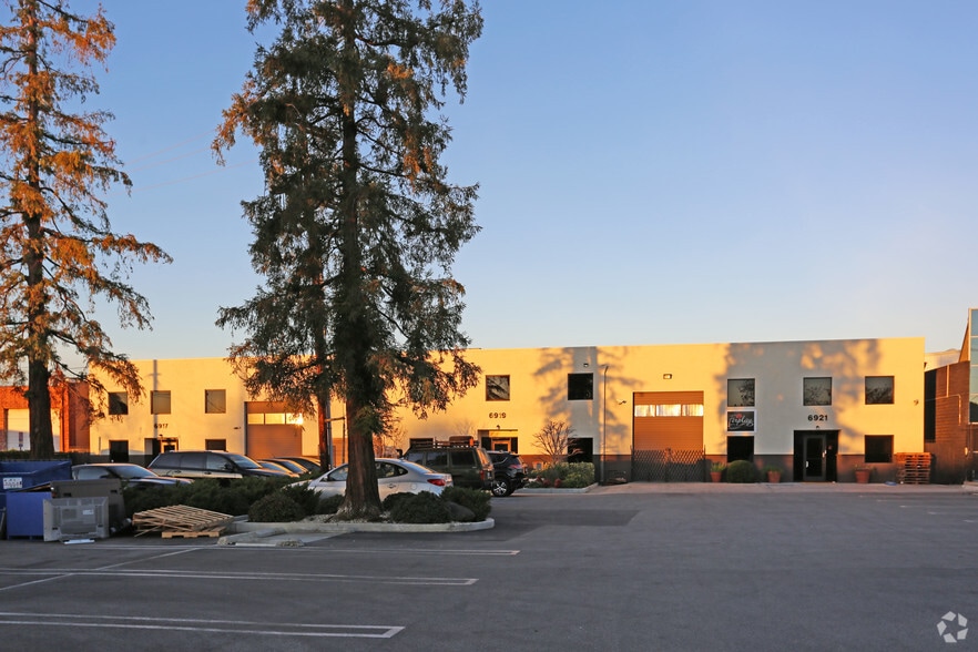 More Photos Of 6917-6921 Valjean Ave, Van Nuys Showroom For Lease