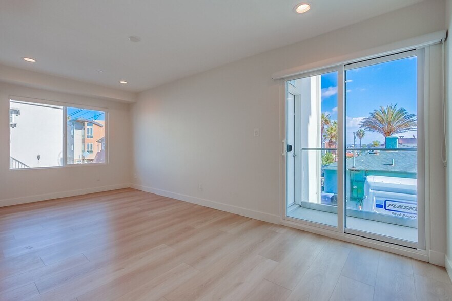 More Photos Of 3449 Ocean Front Walk, San Diego Apartments For Sale