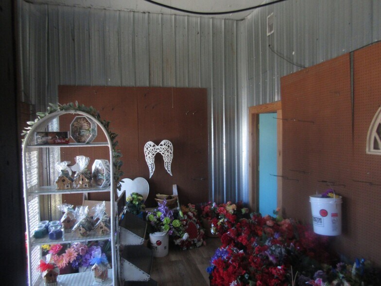 More Photos Of 9 NW Martin Luther King Ave, Idabel General Retail For Sale