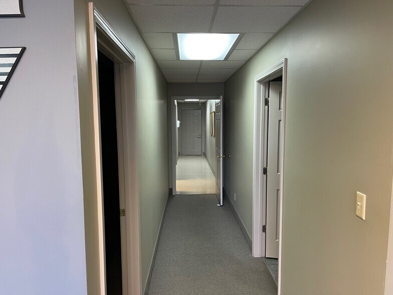 More Photos Of 1415 N Royal Ave, Evansville Flex For Lease