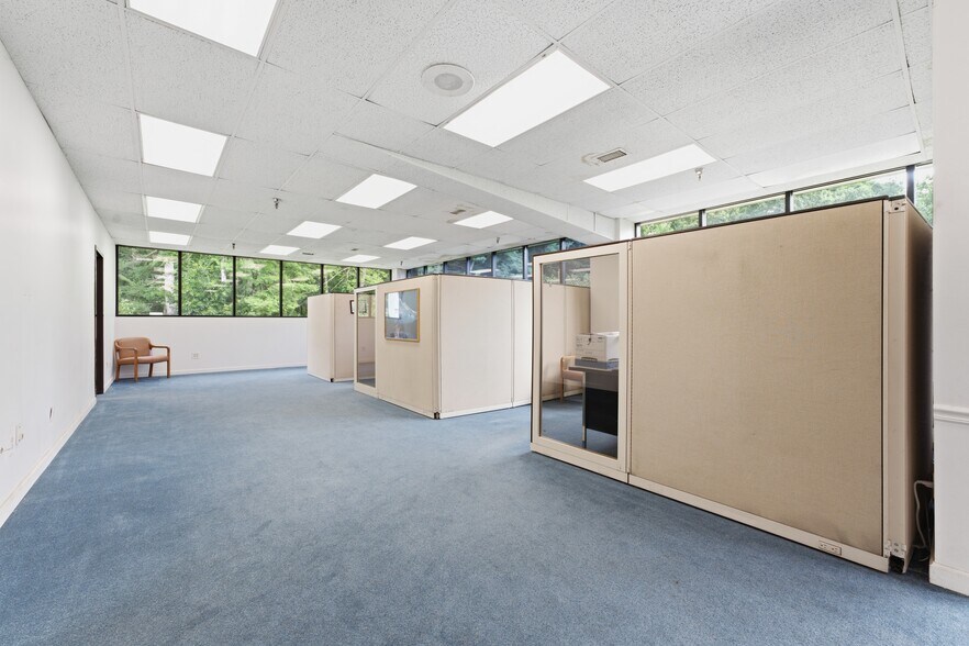 More Photos Of 7 First St, Palmer Warehouse For Lease
