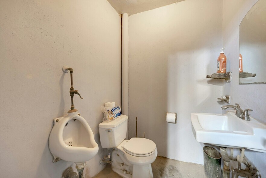 More Photos Of 18 McDermott Pl, Bergenfield Industrial For Sale