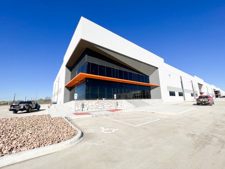 More Photos Of 11708 McAngus Rd, Del Valle Warehouse For Lease