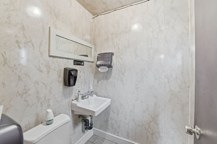 More Photos Of 170 Franklin St, Bristol Restaurant For Sale