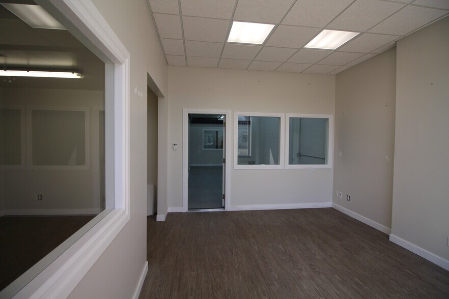 More Photos Of 242 12B St N, Lethbridge Warehouse For Sale